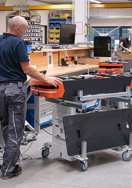 Safelog ausgetsattet mit Sonderbauten des ergonomischen Hubtisches AM500 der Reinhold beck Maschinenbau GmbH aus Sigmaringen